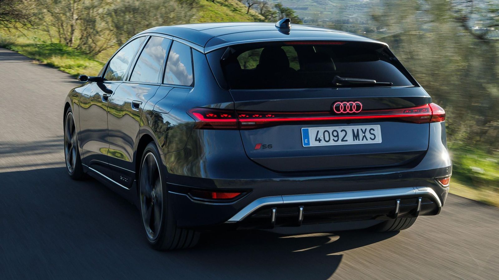 Los S6 e-tron Quattro difieren ligeramente en su aspecto del resto de versiones que conforman la gama. La iluminación del logotipo de la zona posterior se emplea en un Audi por primera vez.