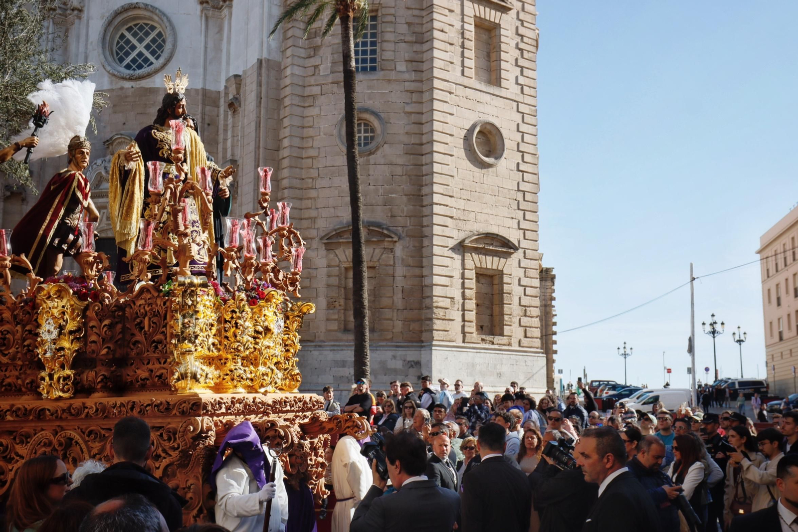 Las imágenes del traslado de Prendimiento desde la Catedral en la Semana Santa de Cádiz 2025