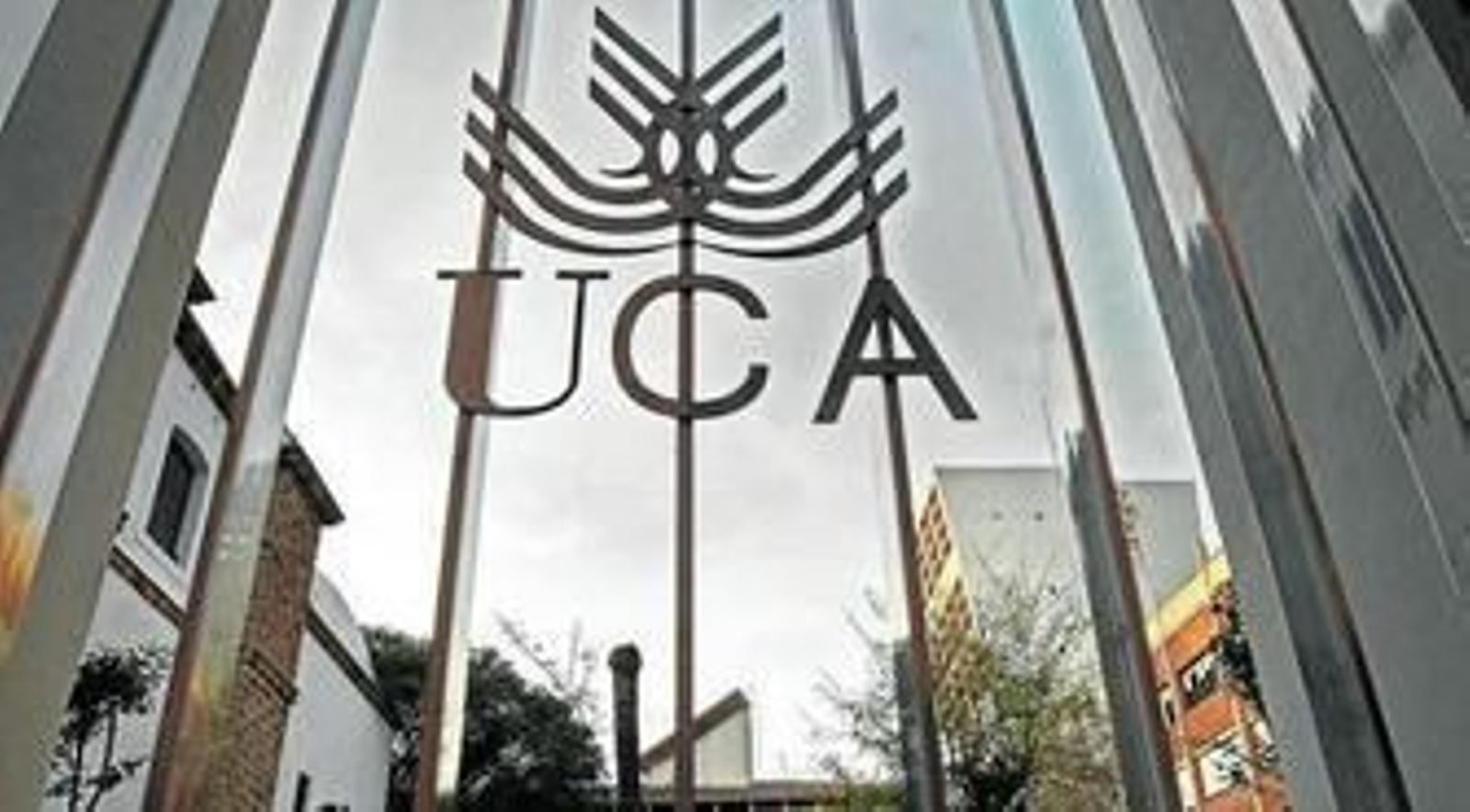 La marca de la UCA, en una de las instalaciones de la institución.