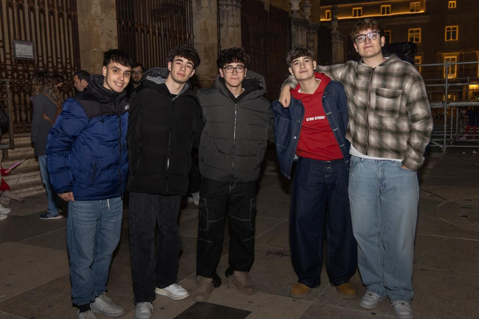 Los jiennenses disfrutan del centro de la ciudad, rodeados de un ambiente navideño