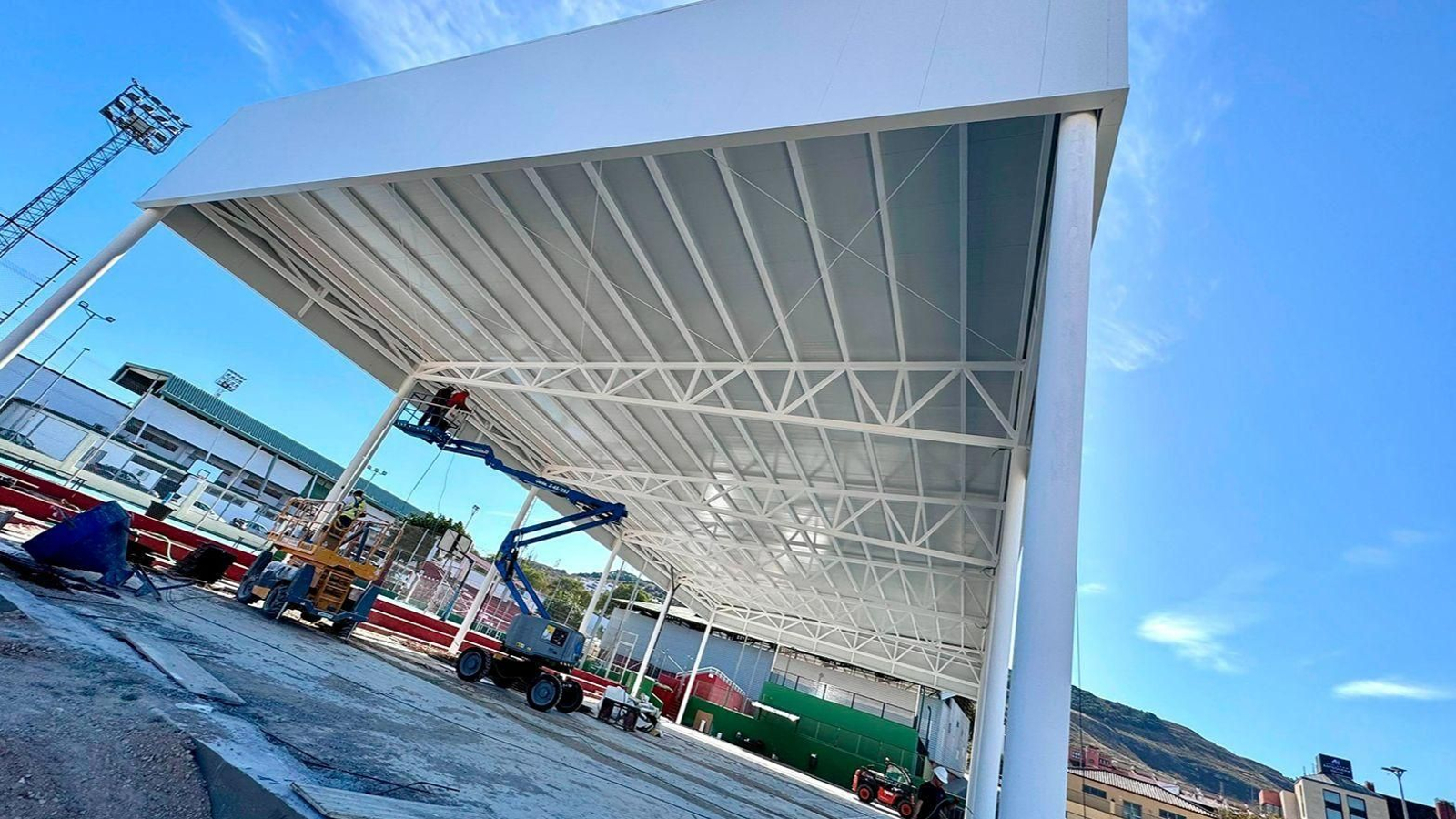 Trabajos en la pista de tenis.