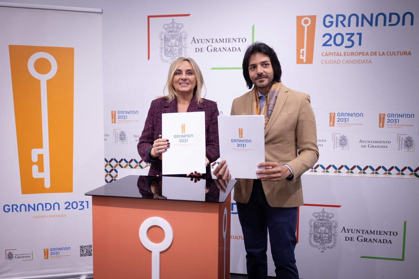 Juan Habichuela “Nieto” junto a la alcaldesa de Granada.