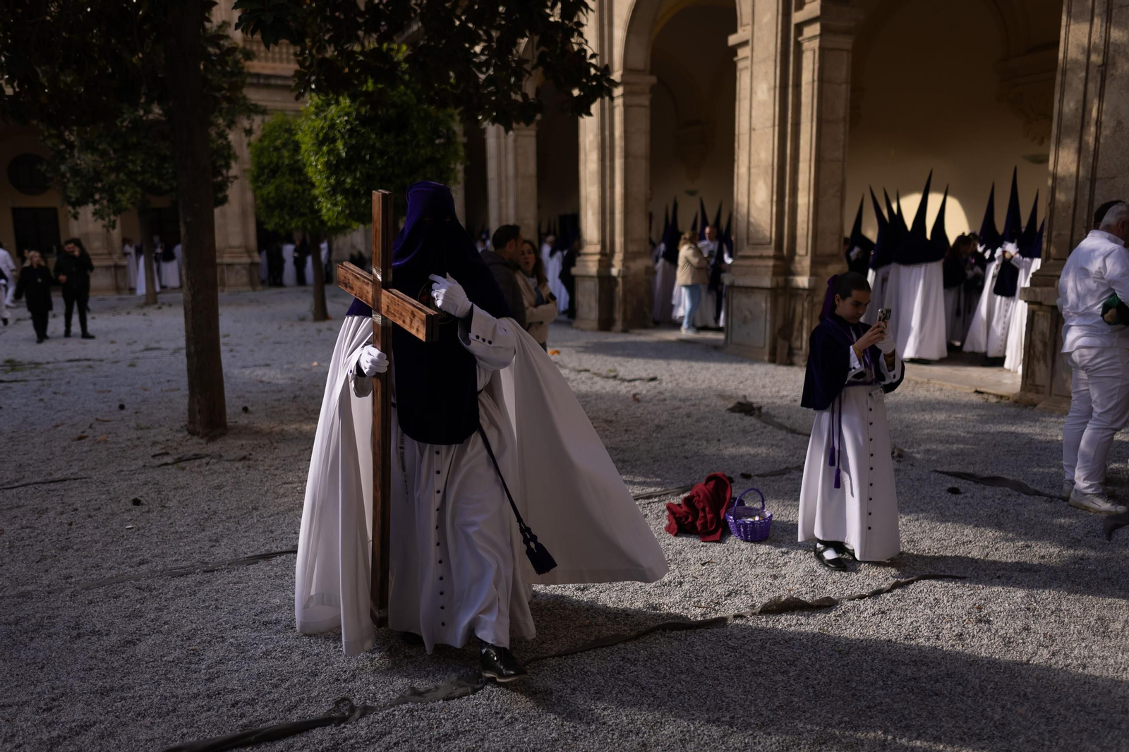 Así vivió granada la salida de la Hermandad del Rosario 2025