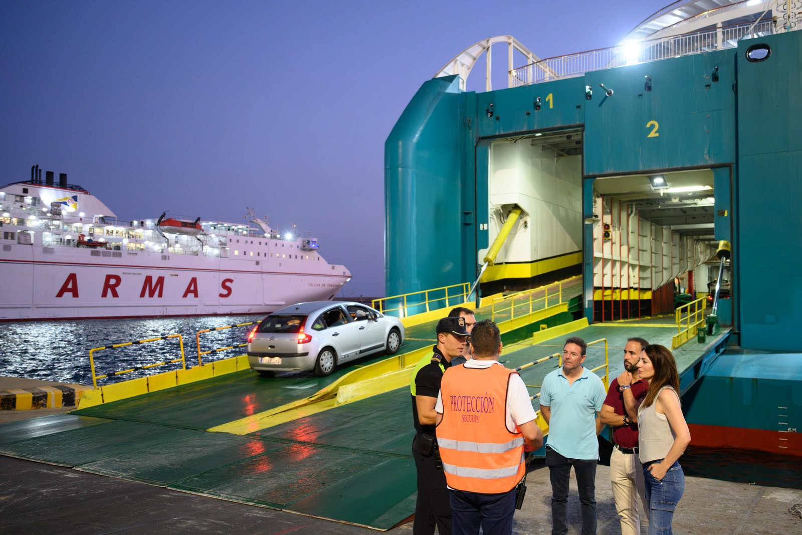 La presidenta de la Autoridad Portuaria de Almería, Rosario Soto, en su visita a la operativa OPE y embarques nocturnos ayer.