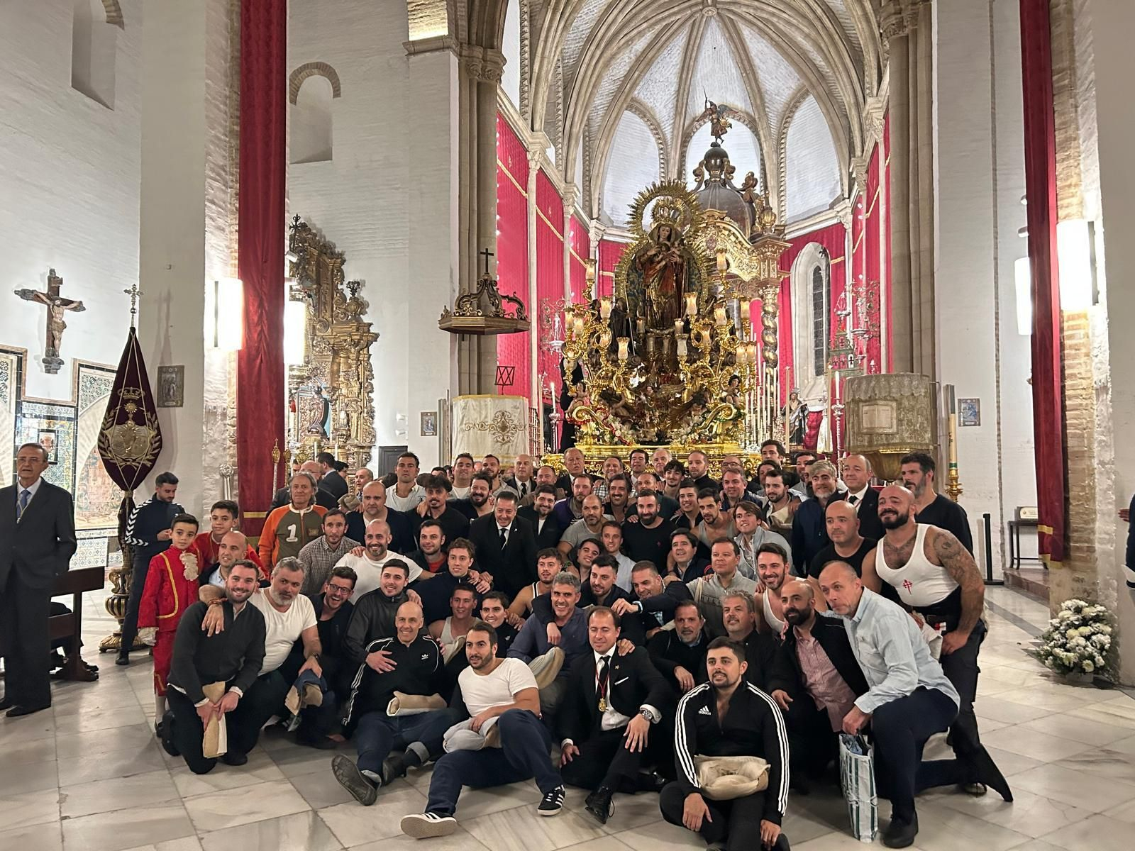 Los costaleros, dentro de Omnium Sanctórum después de la procesión por el barrio.