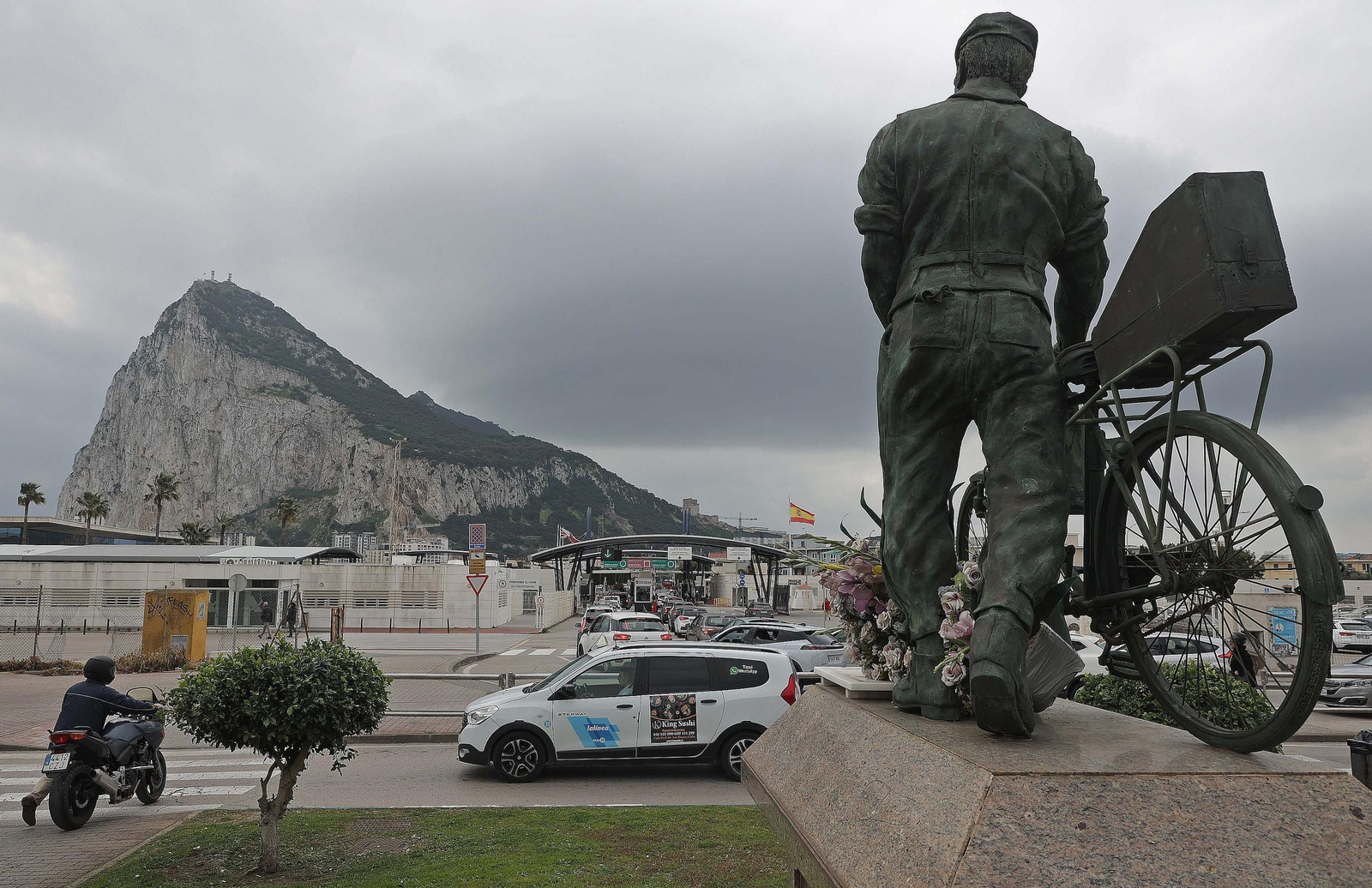 Fotos de las colas de vehículos originadas por el control y sellado de pasaportes en la Verja de Gibraltar
