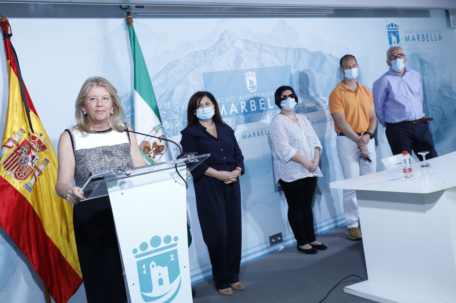 La alcaldesa de Marbella, Ángeles Muñoz (1ª izq.), durante la rueda de prensa telemática.