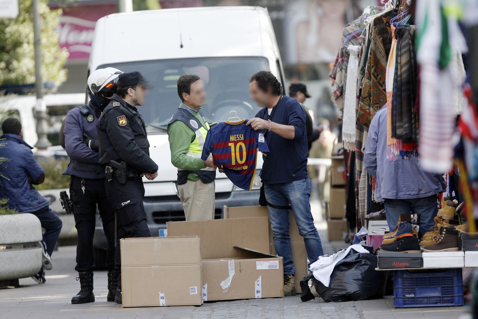 Redada en los puestos del paseo cordobés de la victoria por falsificacion  de articulos.