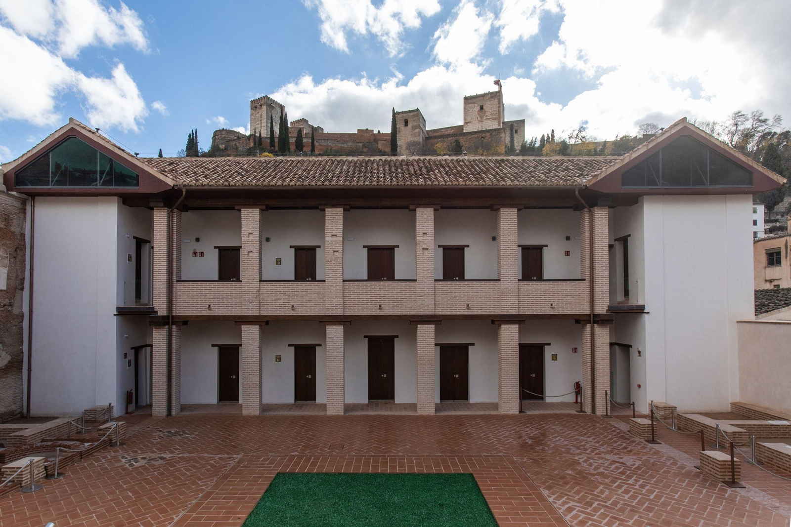 Vista actual del Maristán de Granada con la Alhambra de fondo