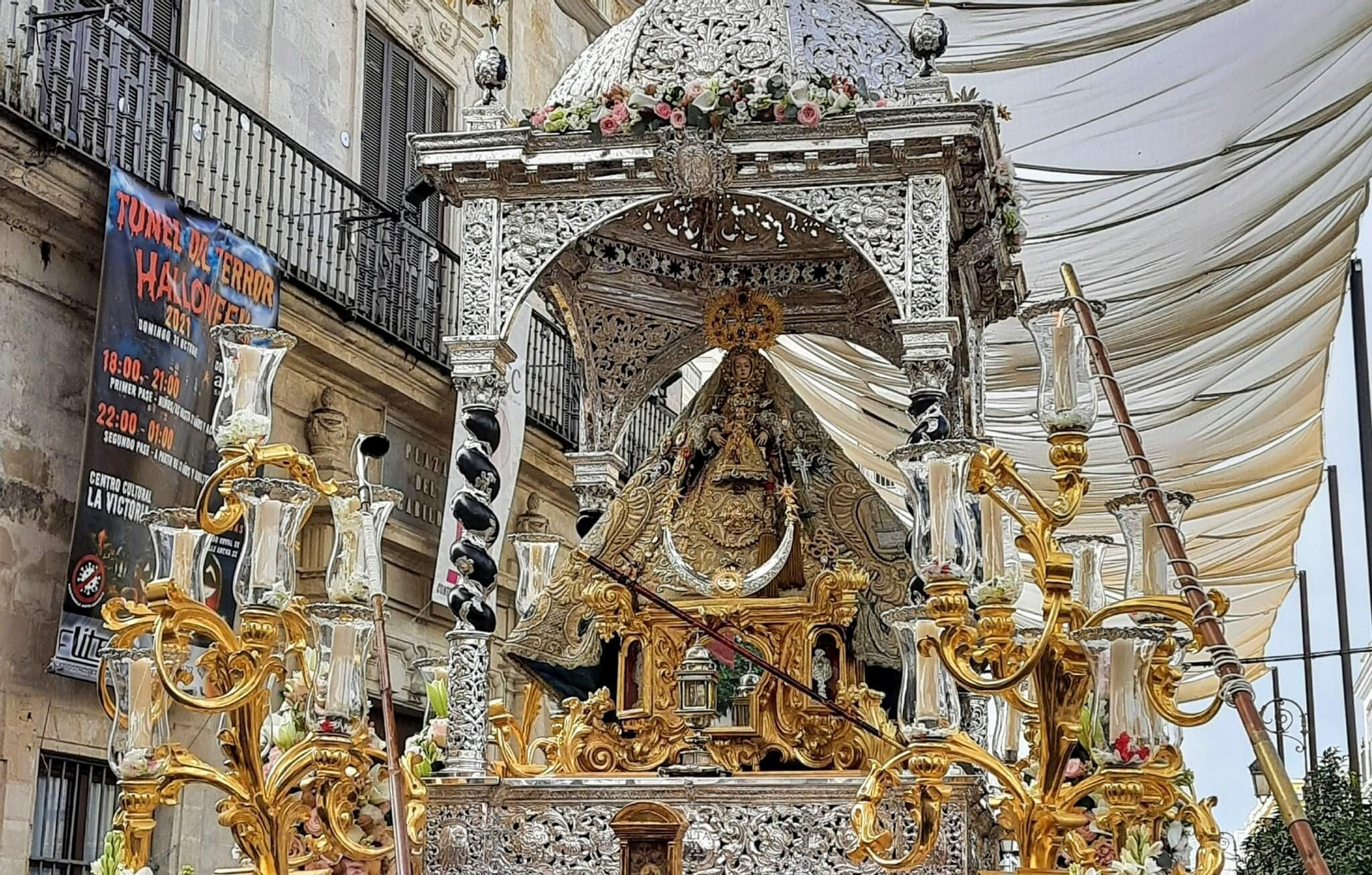 El paso de la Virgen de la Caridad en la céntrica calle Ancha. El paso de la Virgen de la Caridad en la céntrica calle Ancha.