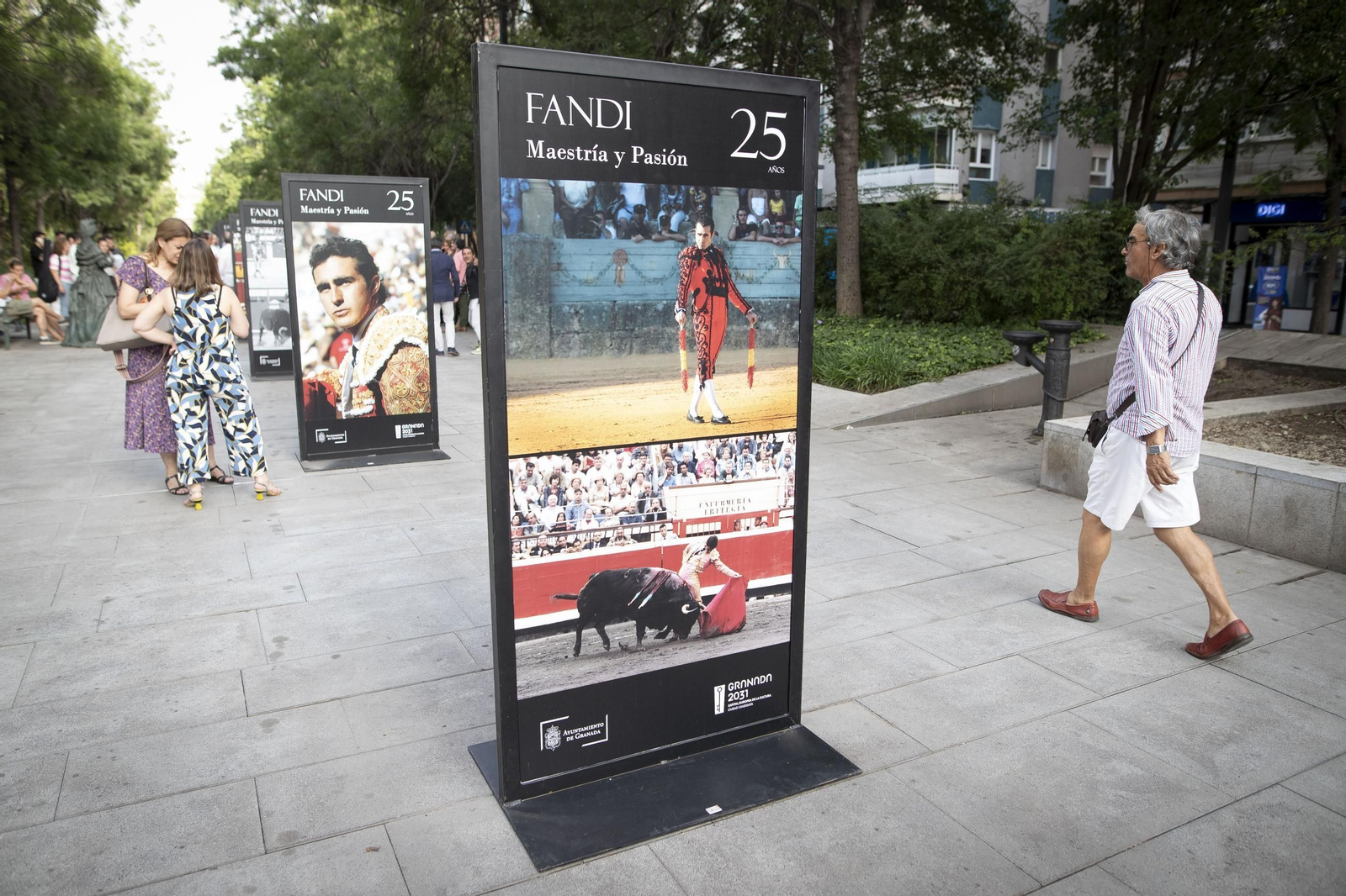 Las imágenes de la nueva exposición al aire libre que rinde homenaje a “El Fandi” en Granada