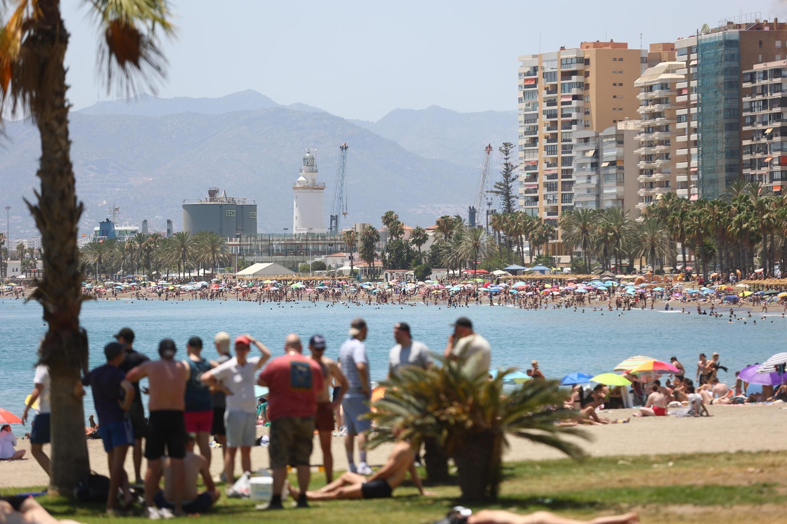 Las fotos del primer lleno de playas en julio en Málaga, con calor, viento y oleaje