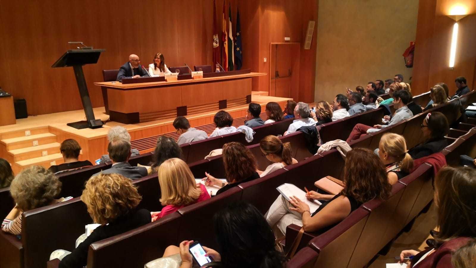 Nuria Orellana y Pascual Valiente se dirigen a los asistentes a la jornada.