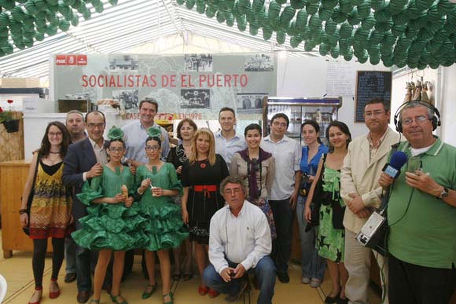 La diputada socialista Mamen Sánchez, junto al delegado provincial de Empleo, Juan Bouza, Ignacio García de Quirós, David de la Encina y Ouaicha Ouaridi junto a un grupo de periodistas de la ciudad.

Foto: Borja Benjumeda