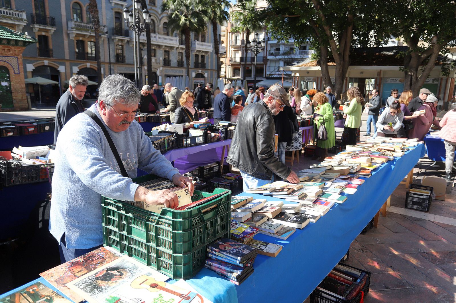 Imágenes del mercadillo de Ayre Solidario en la Plaza de las Monjas