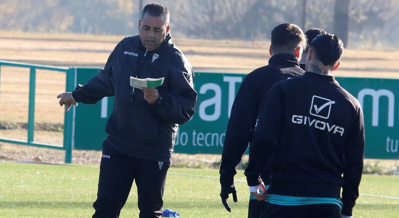 Germán Crespo consulta sus notas en el entrenamiento del Córdoba CF.