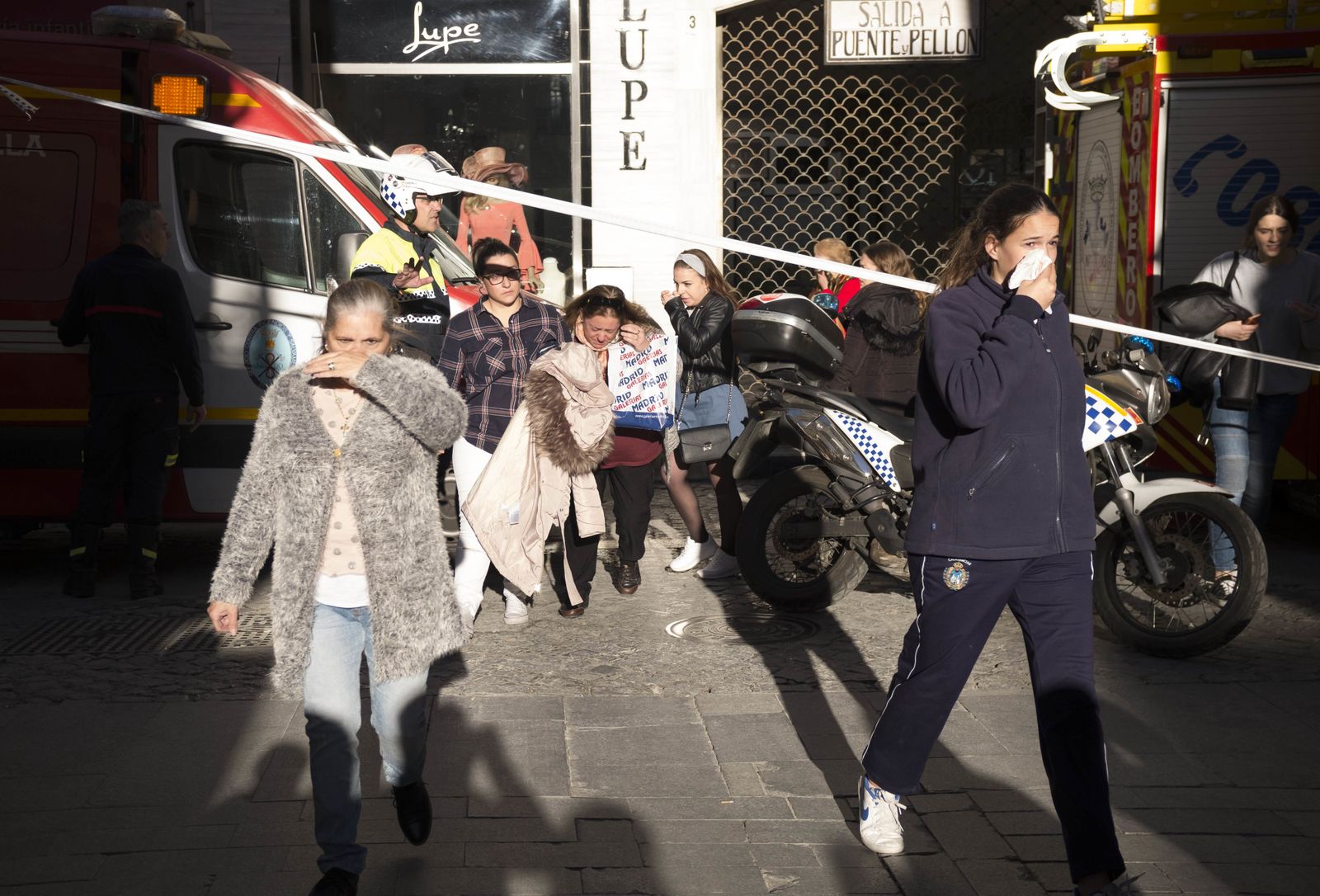 Imágenes del dispositivo de emergencias por las explosiones eléctricas en la calle Cuna