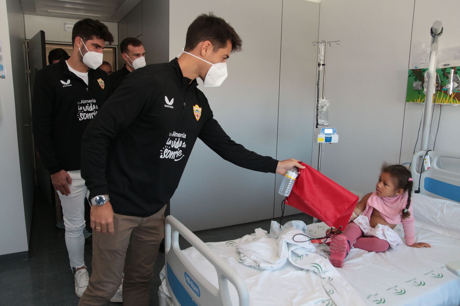 Los Reyes Magos de la UD Almería entregan sus regalos a los niños hospitalizados de Torrecárdenas