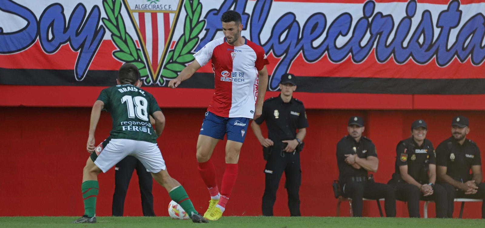 Carlos Albarrán encara a un jugador del Racing Ferrol en un partido con el Algeciras.