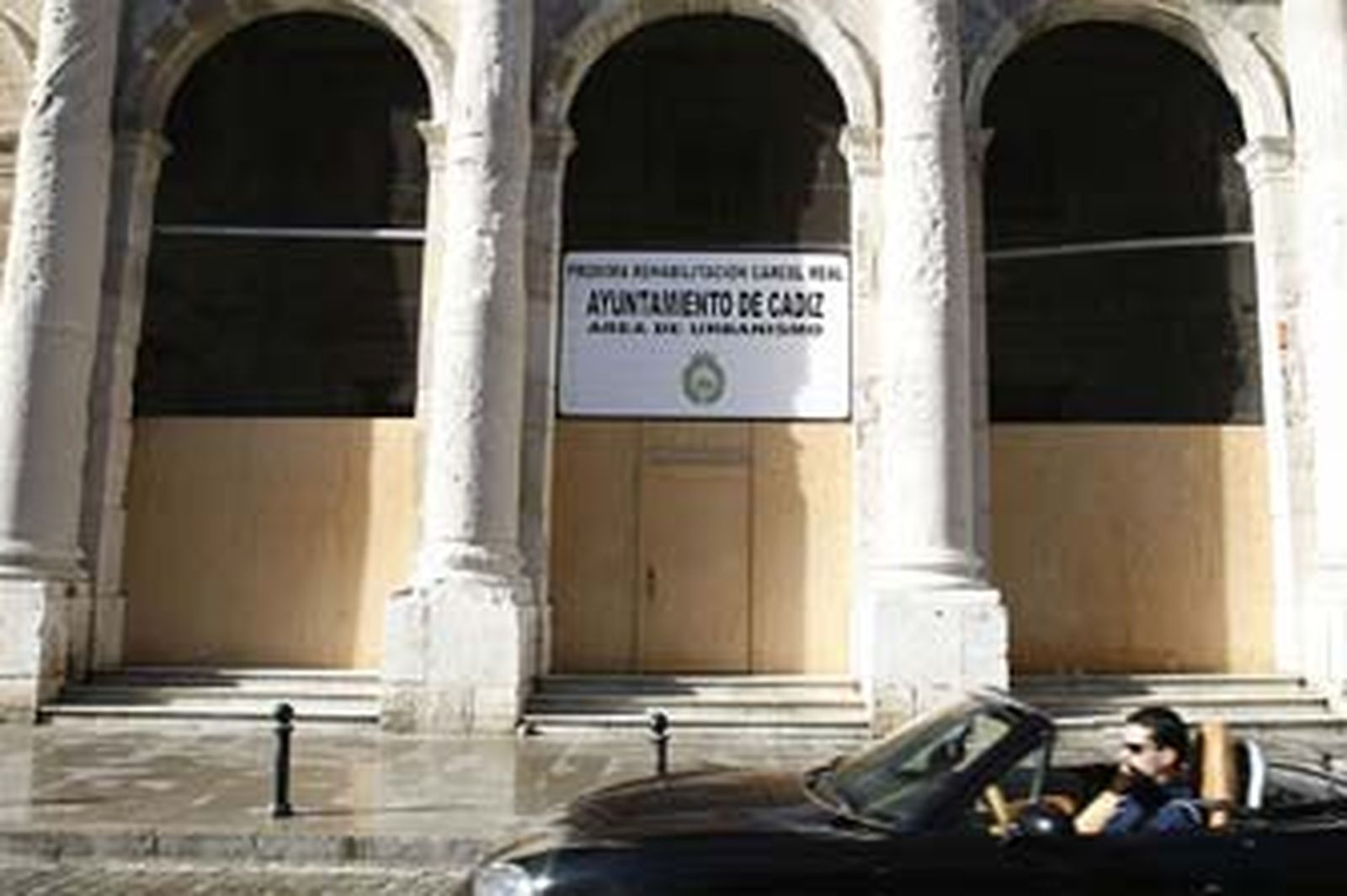 Un cartel municipal en la obra de la Cárcel Real, donde pronto lucirá también el de los fondos  estatales. /José Braza