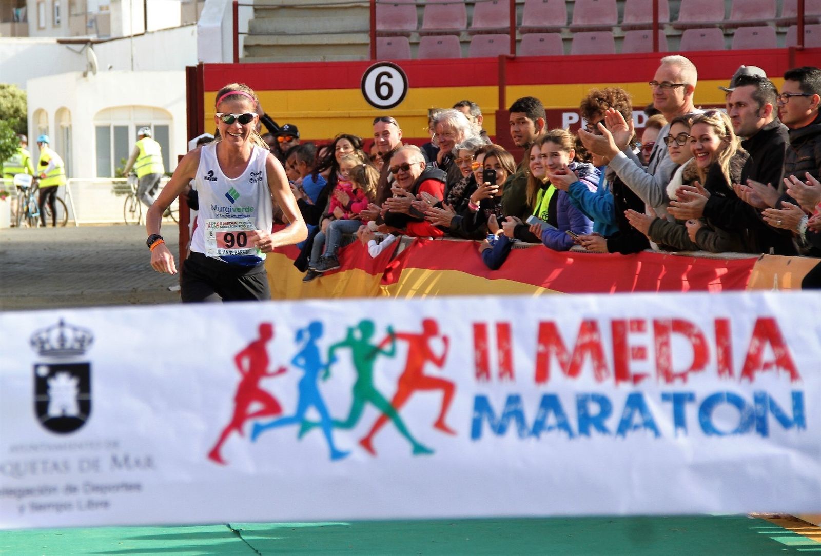 Barfoot, vencedora femenina, se aproxima a la meta instalada en la plaza de toros