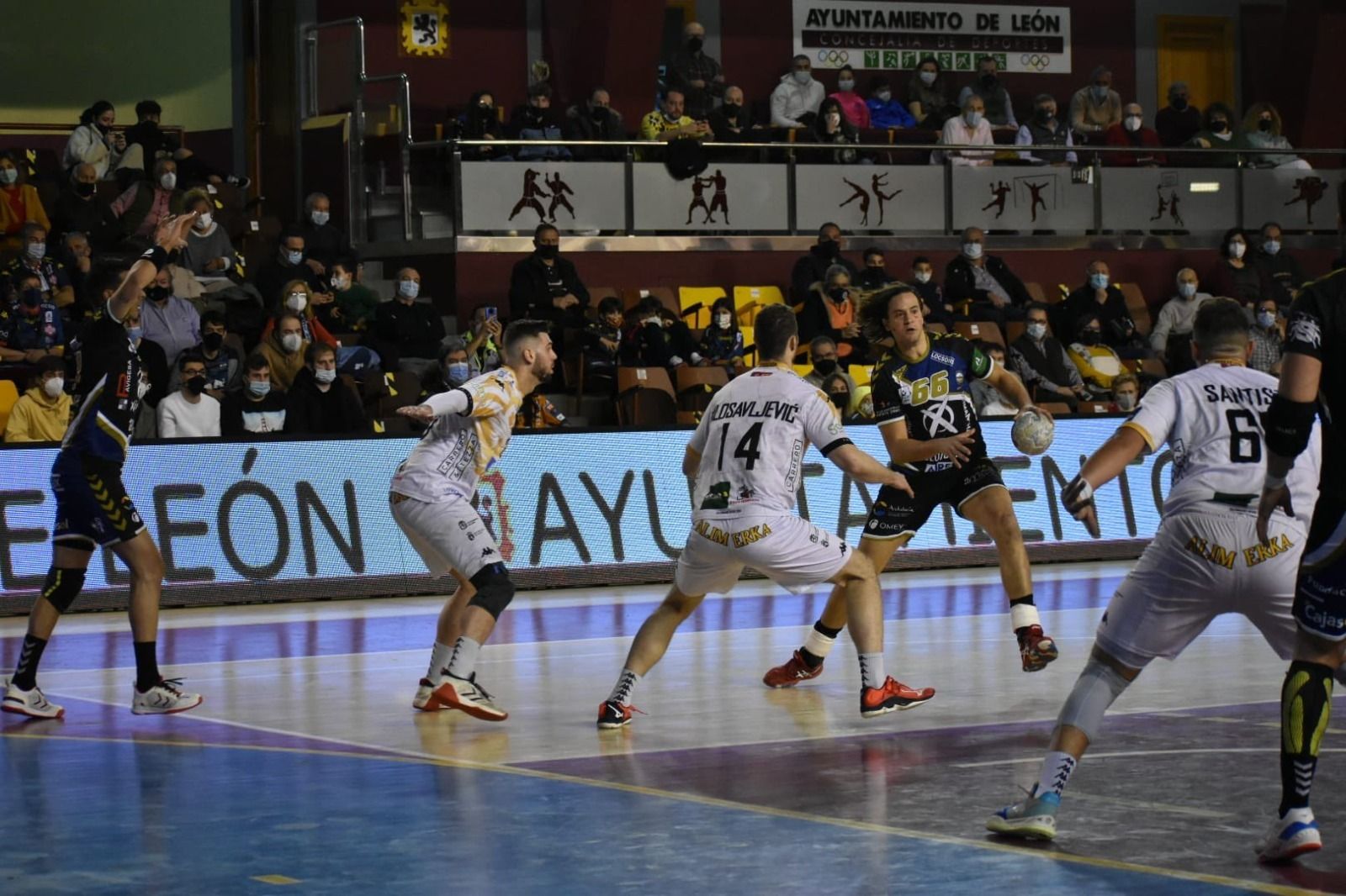 Jiménez Reina busca disparo ante la zaga del Abanca Ademar.