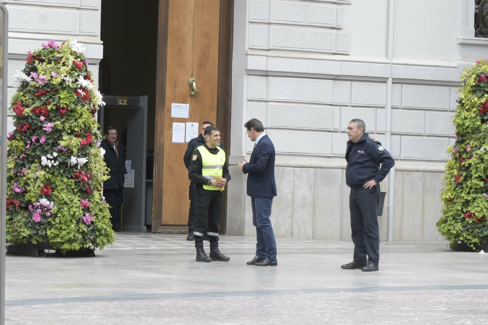 Granada pide a la UME que amplíe los días y las zonas de limpieza frente al coronavirus