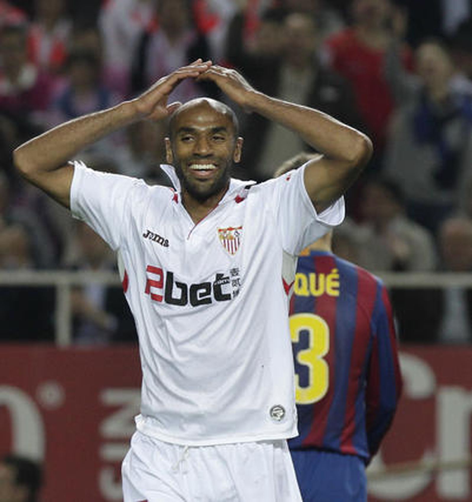 El Sevilla está más cerca de la Liga de Campeones pese a perder ante el Barcelona con diez jugadores por expulsión de Konko. / Antonio Pizarro