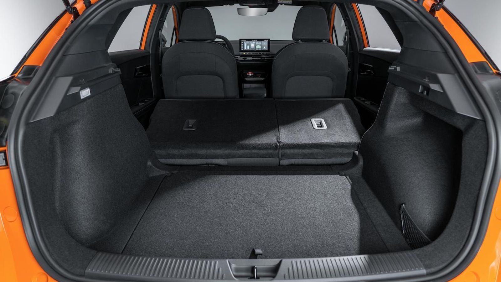 El maletero, que tiene la posibilidad de crecer abatiendo asimétricamente los respaldos traseros, tiene una capacidad pequeña hasta la bandeja ocultaequipajes. Hemos medido 320 litros, no los 363 anunciados por la marca.