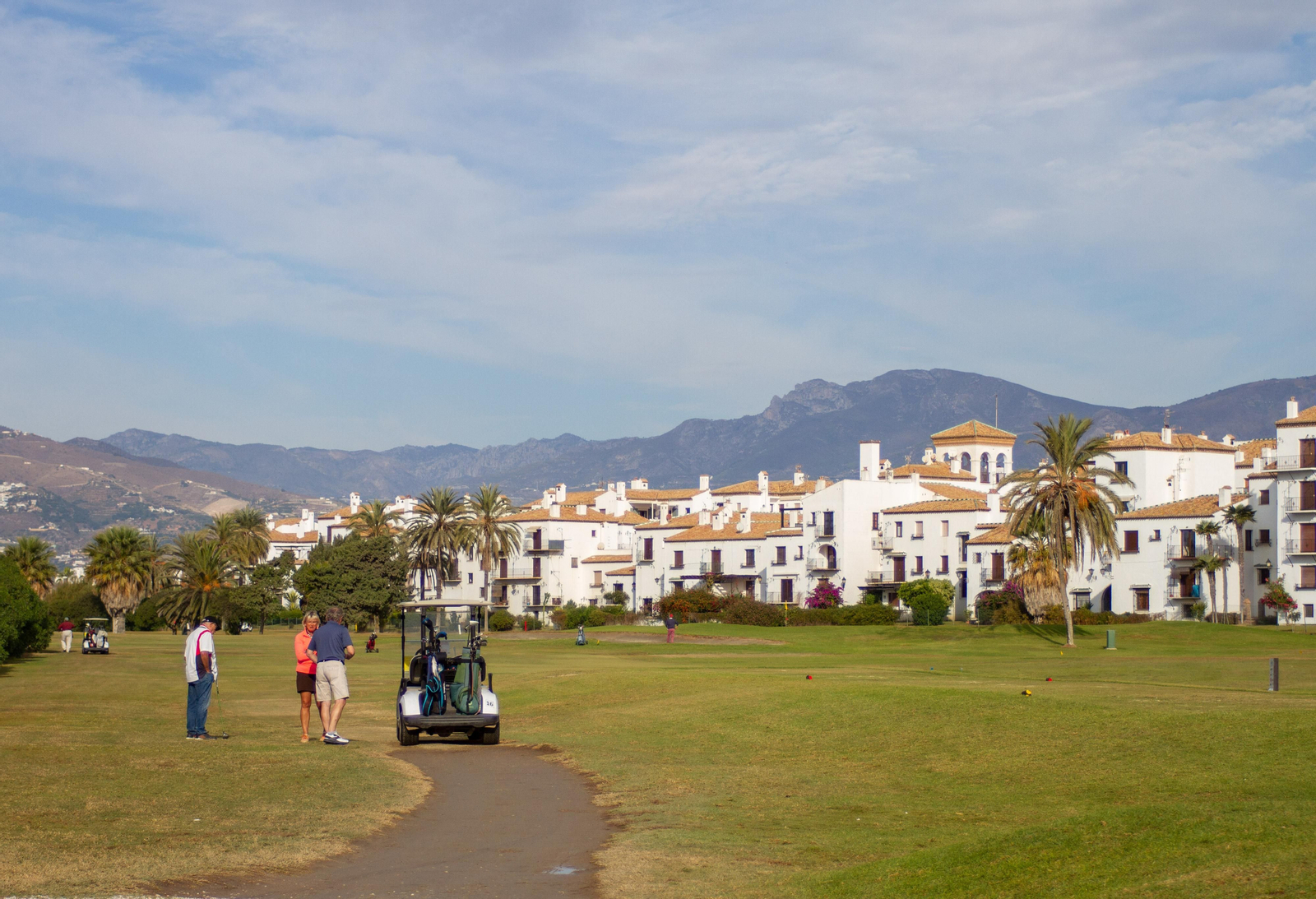 Un grupo de personas jugando al golf en Playa Granada