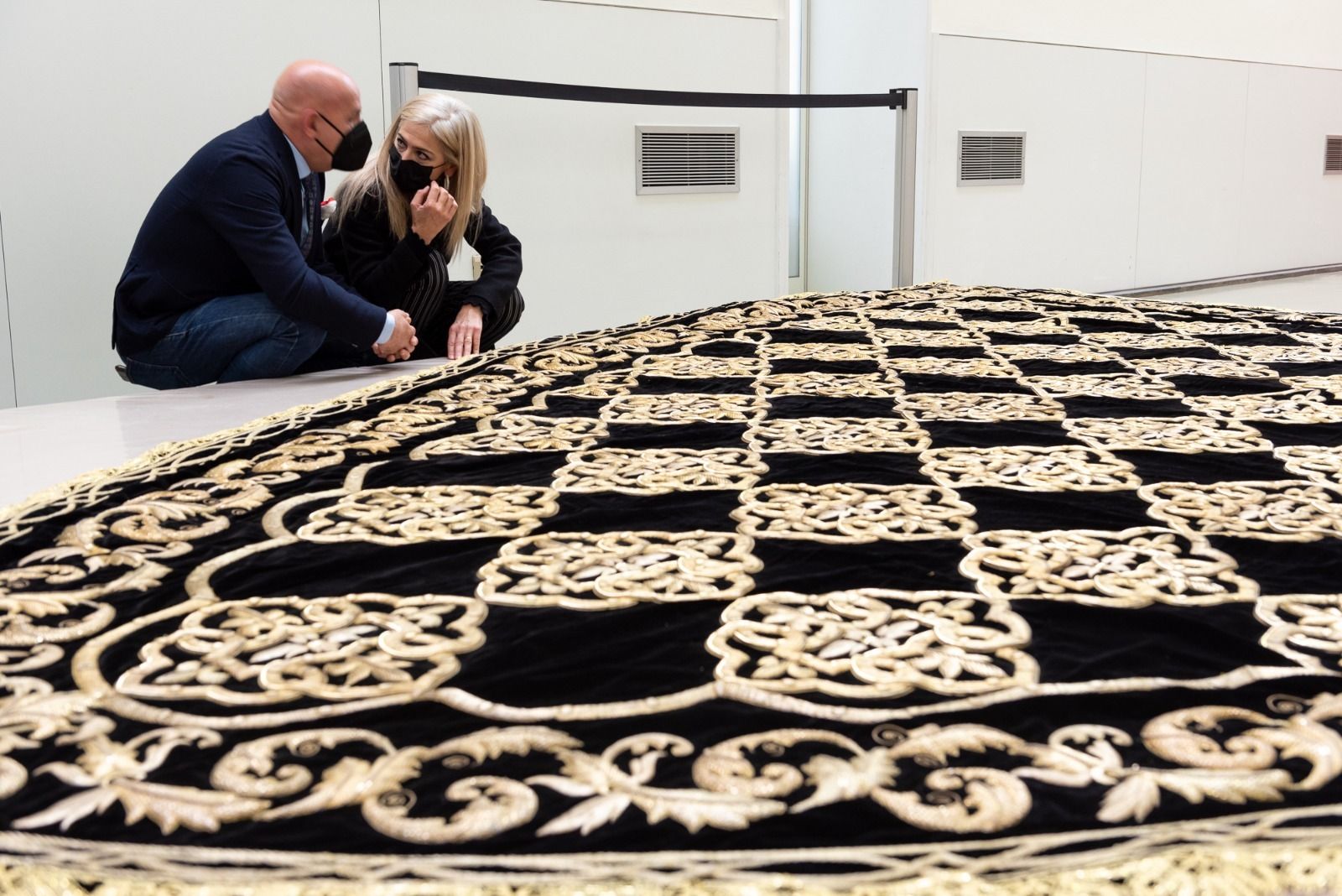 El IAPH concluye la restauración del manto de la Virgen de los Dolores de la Hermandad del Cerro.