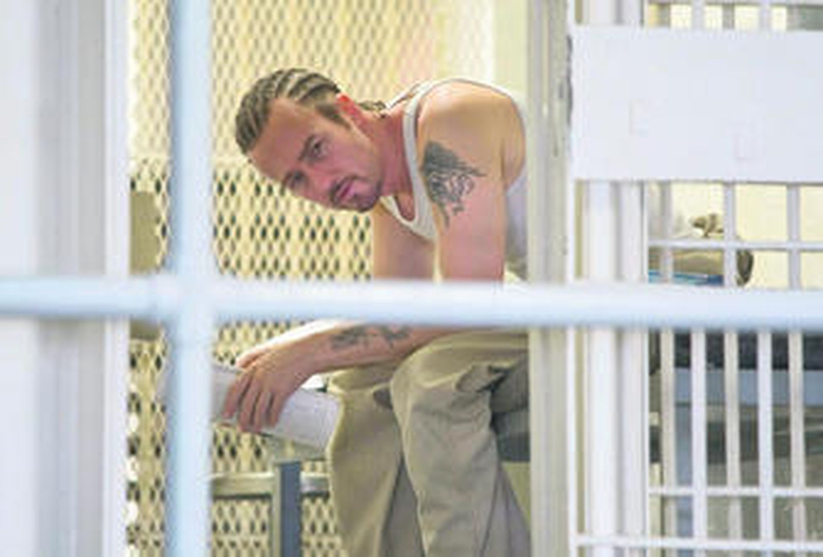 Edward Norton entre rejas en una escena de 'Stone'.