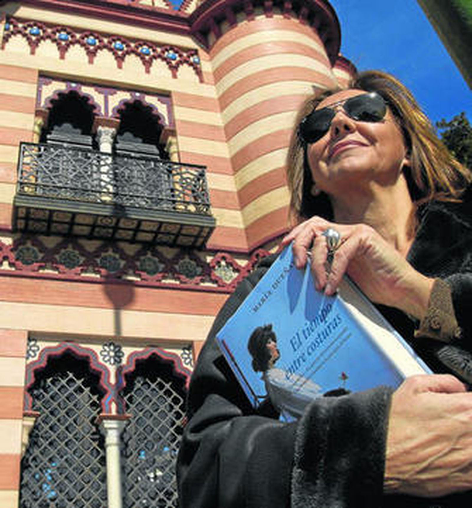 María Dueñas, ayer junto al Costurero de la Reina con el libro de su modista.