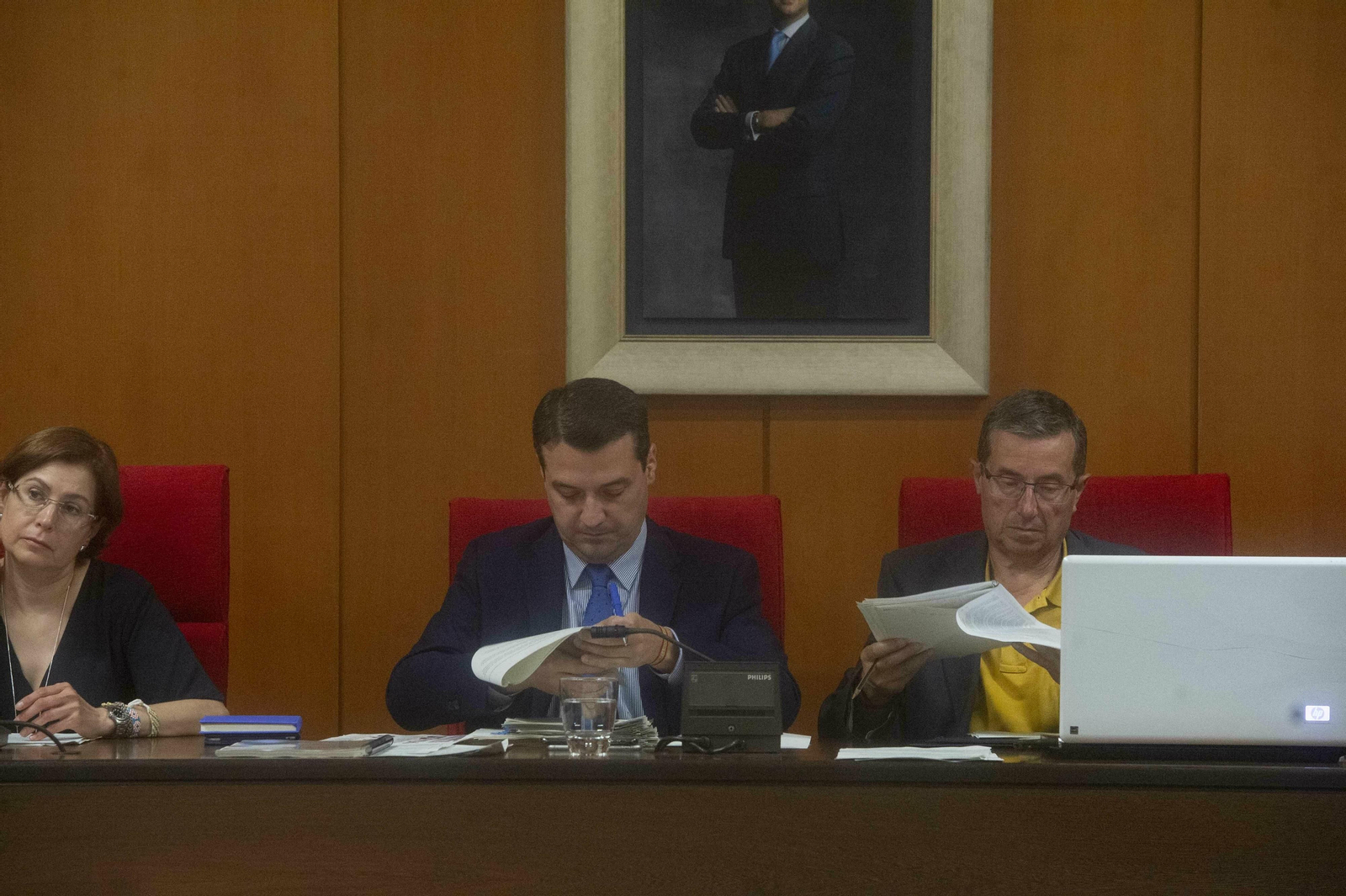 El alcalde, José María Bellido, y el secretario del Pleno, Valeriano Lavela, consultan documentación al inicio de la sesión plenaria.