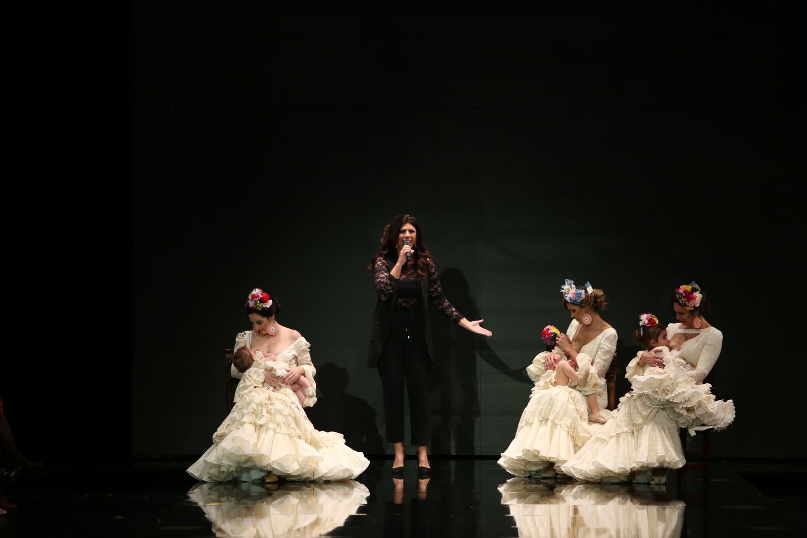 Tres madres de Mamandoo dando el pecho a sus hijos durante el desfile en Simof 2019.