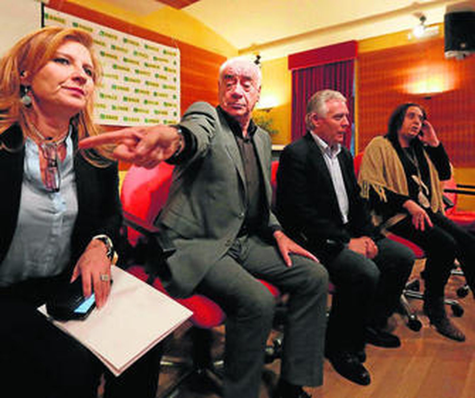 Luciano Alonso, junto a la secretaria general de Educación, Elia Maldonado, en la reunión de ayer.