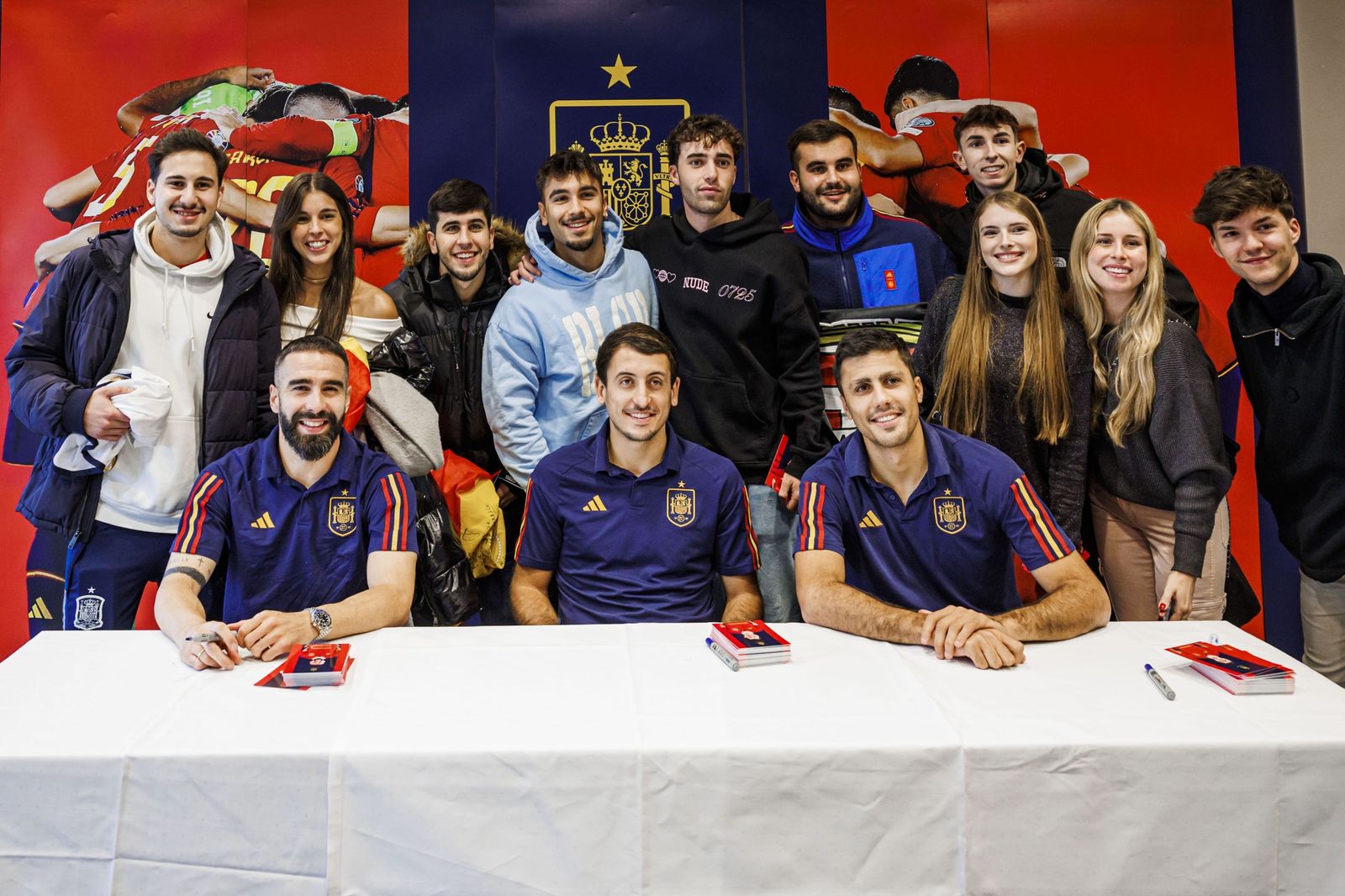 España luce hoy una camiseta de un rabioso rojo