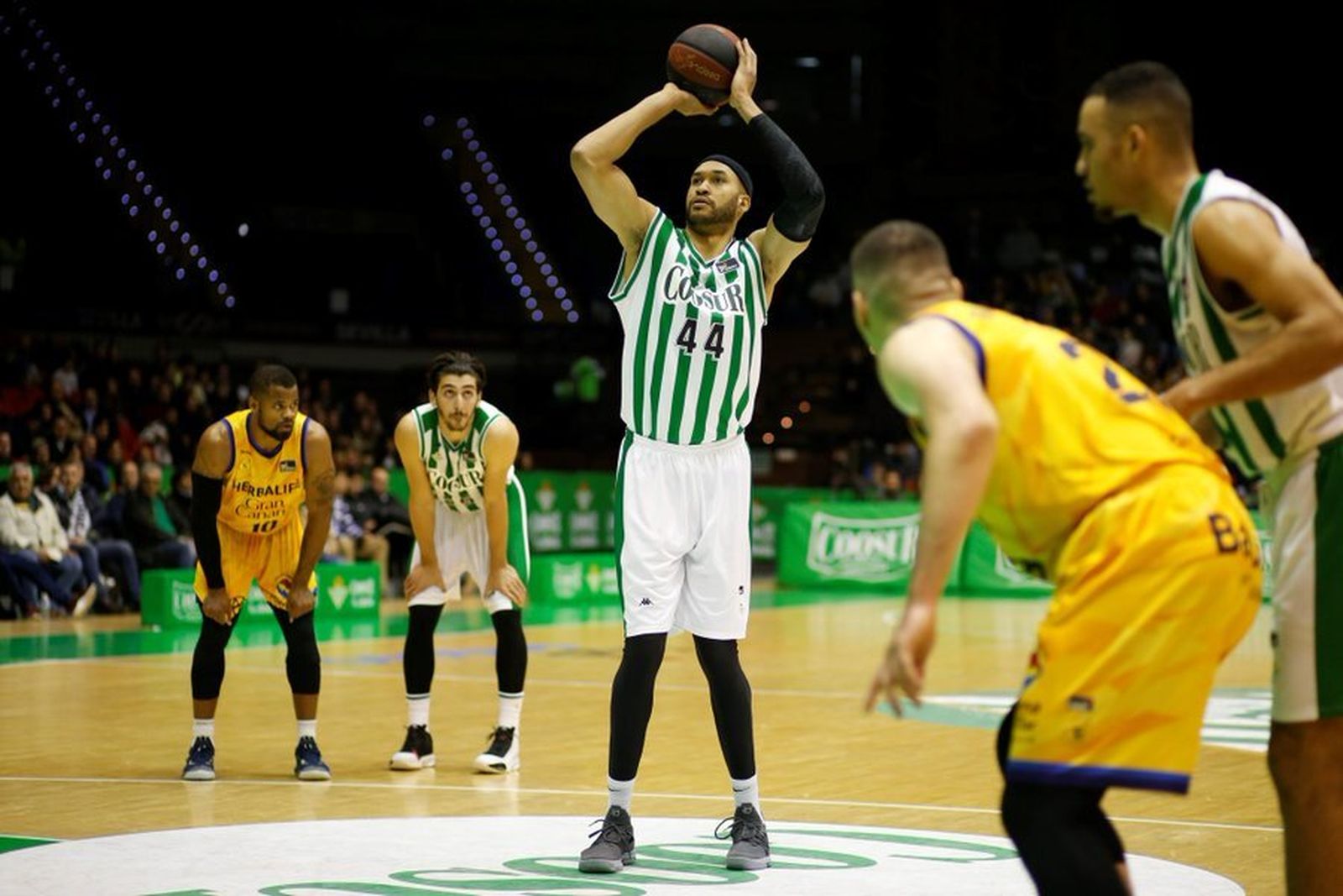 Jerome Jordan lanza un tiro libre en su debut ante el Gran Canaria.