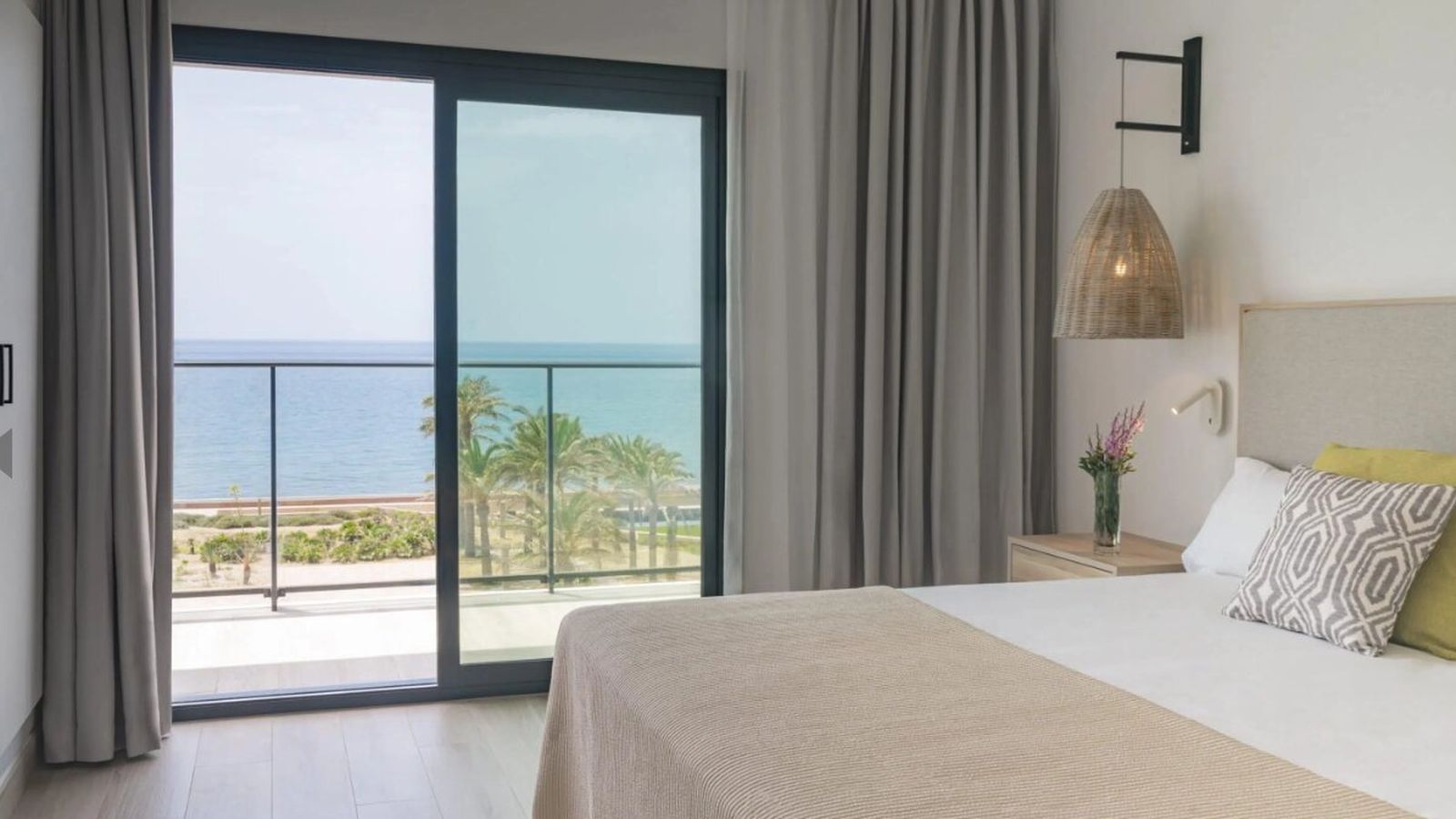 Una de las habitaciones de CaboGata Beach Hotel 5*****.