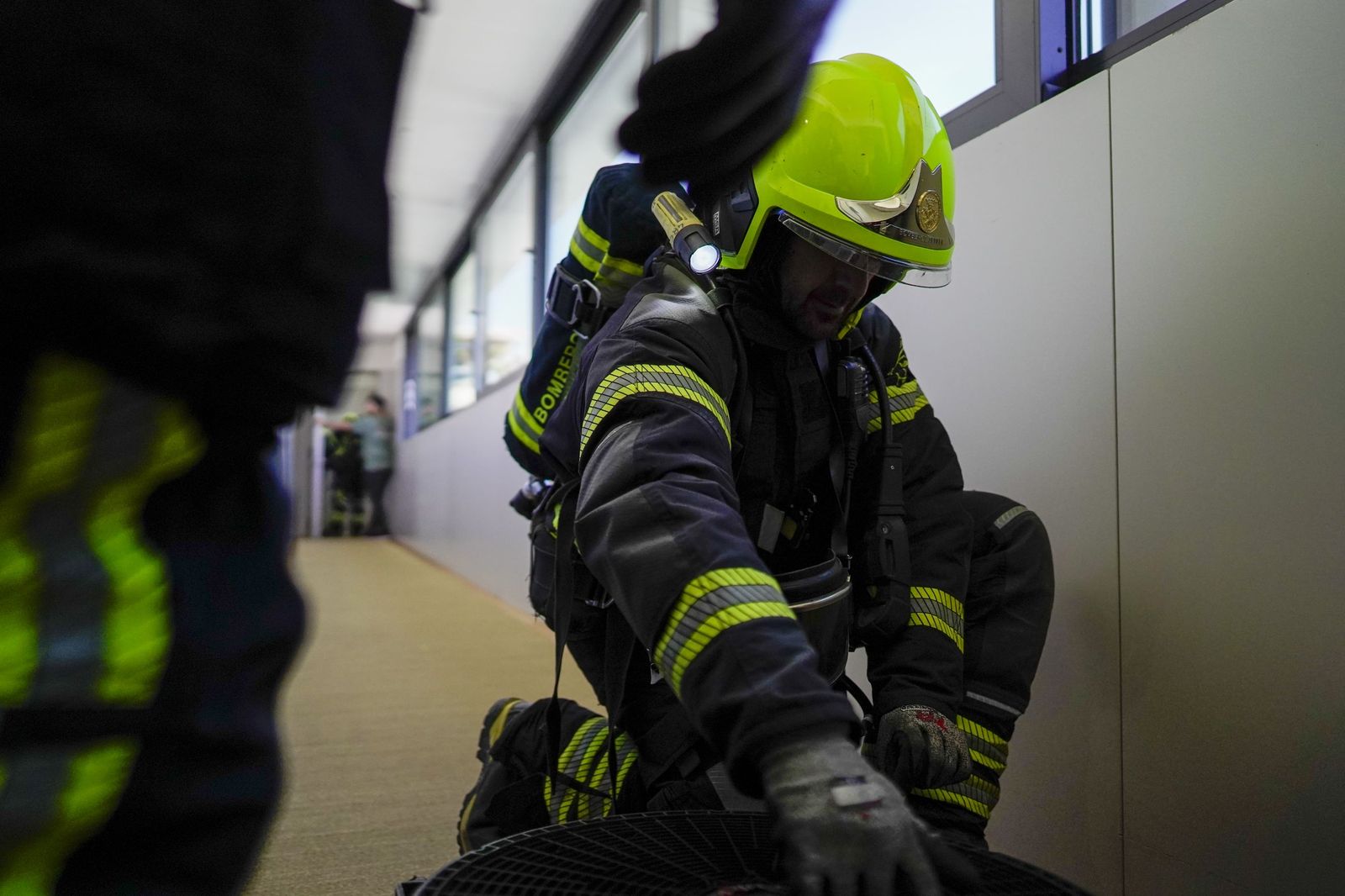 El simulacro de incendio organizado por el Servicio de Extinción de Incendios de los Bomberos, en imágenes