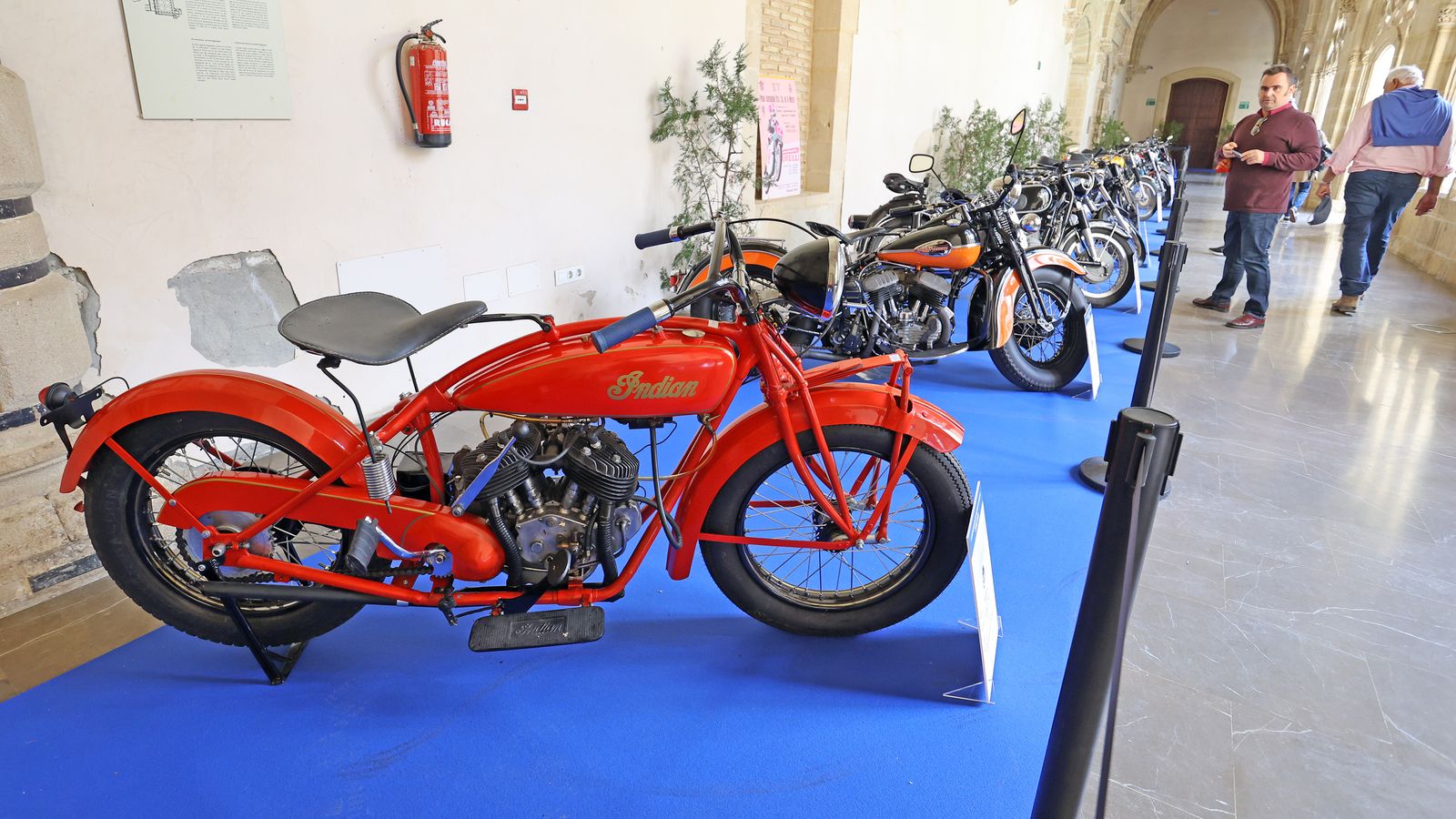 Exposición de motos clásicas en los Claustros