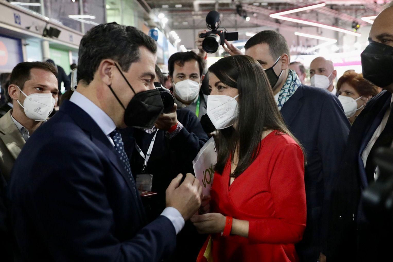 Juanma Moreno y Macarena Olona en su primer encuentro, que se ha producido en Fitura