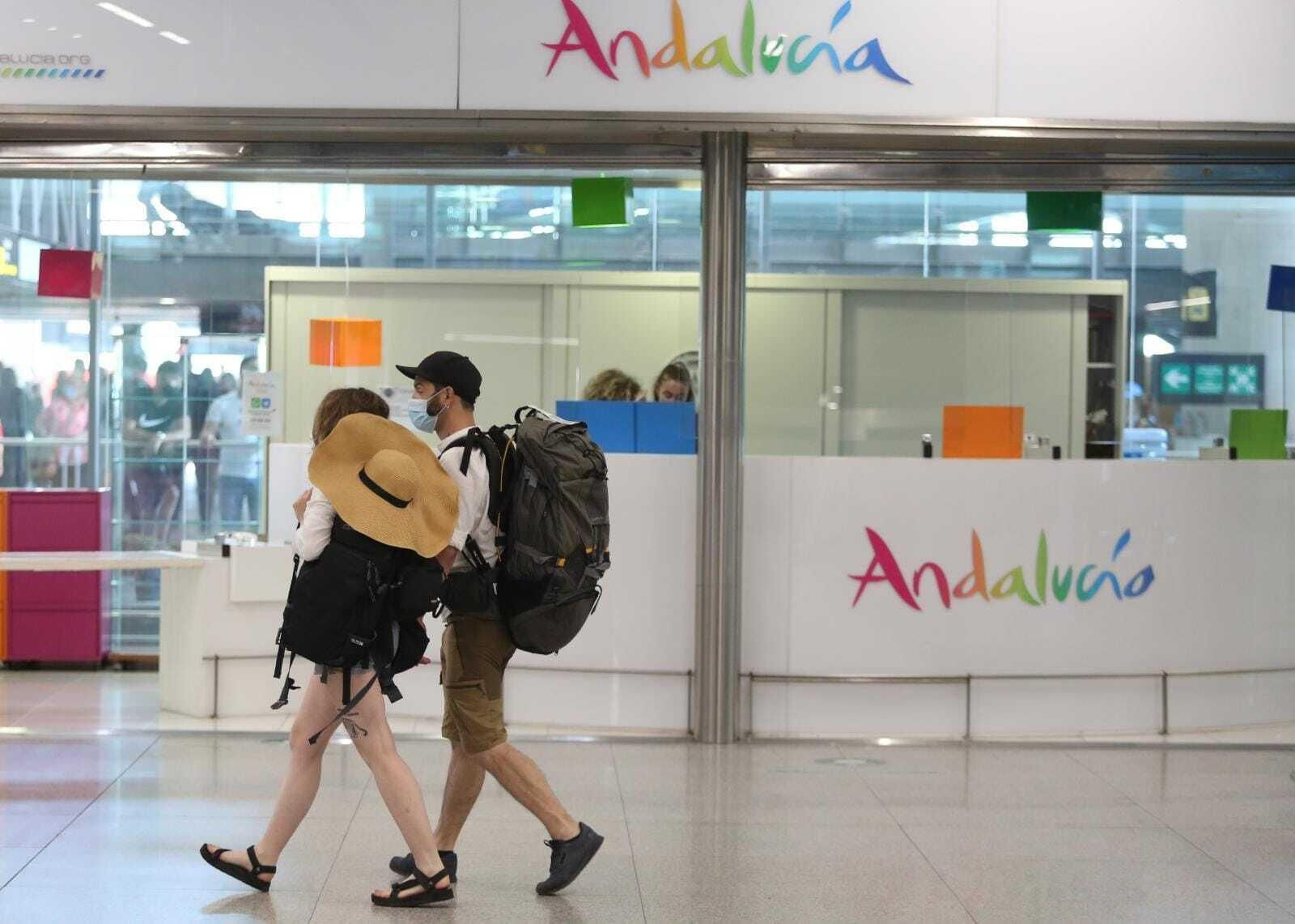 El desembarco de británicos en el aeropuerto de Málaga, en fotos