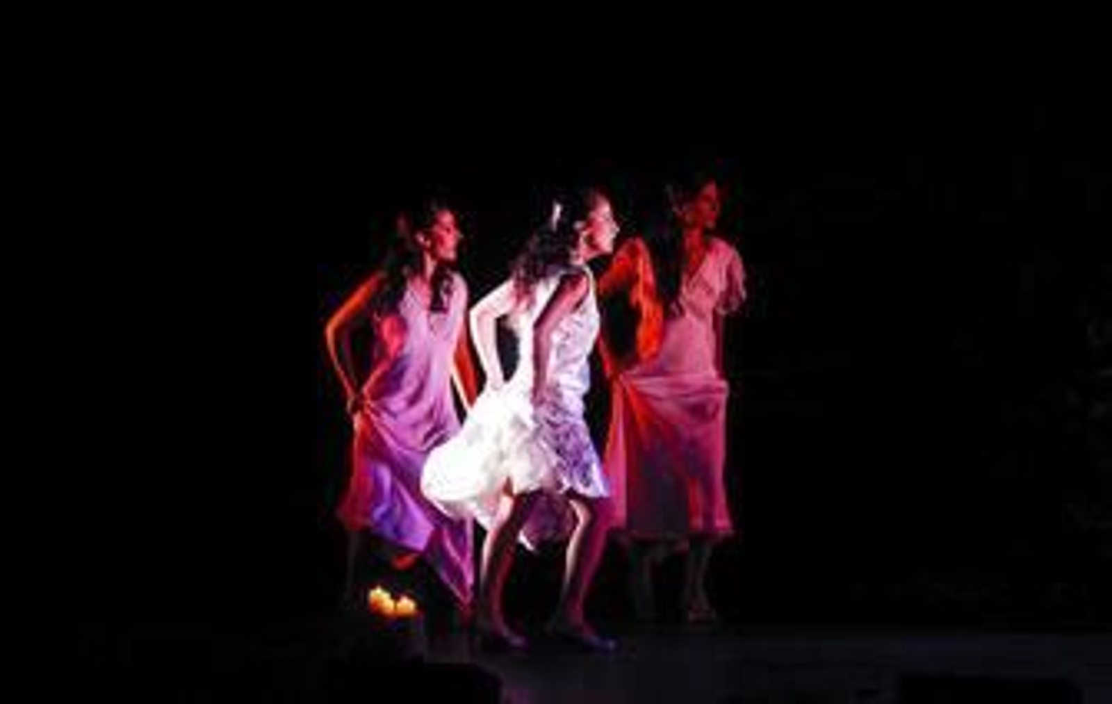 La compañía de Carmen Cortés, ayer, en el Teatro Cervantes.