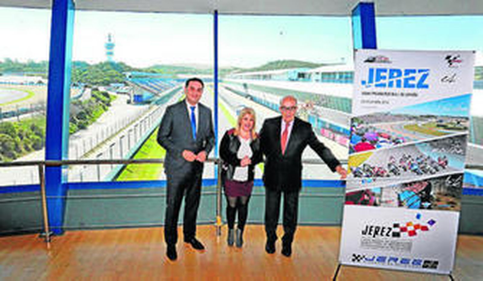 Mamen Sánchez, flanqueada ayer por Francisco Javier Fernández (i) y Carmelo Ezpeleta en el 'ovni' del Circuito de Jerez.