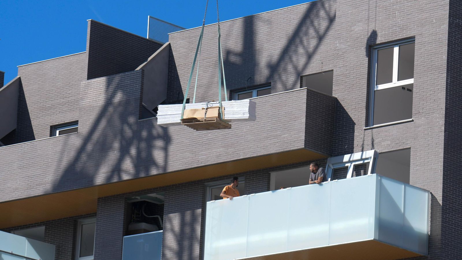 Profesionales de la construcción en plena faena en Granada