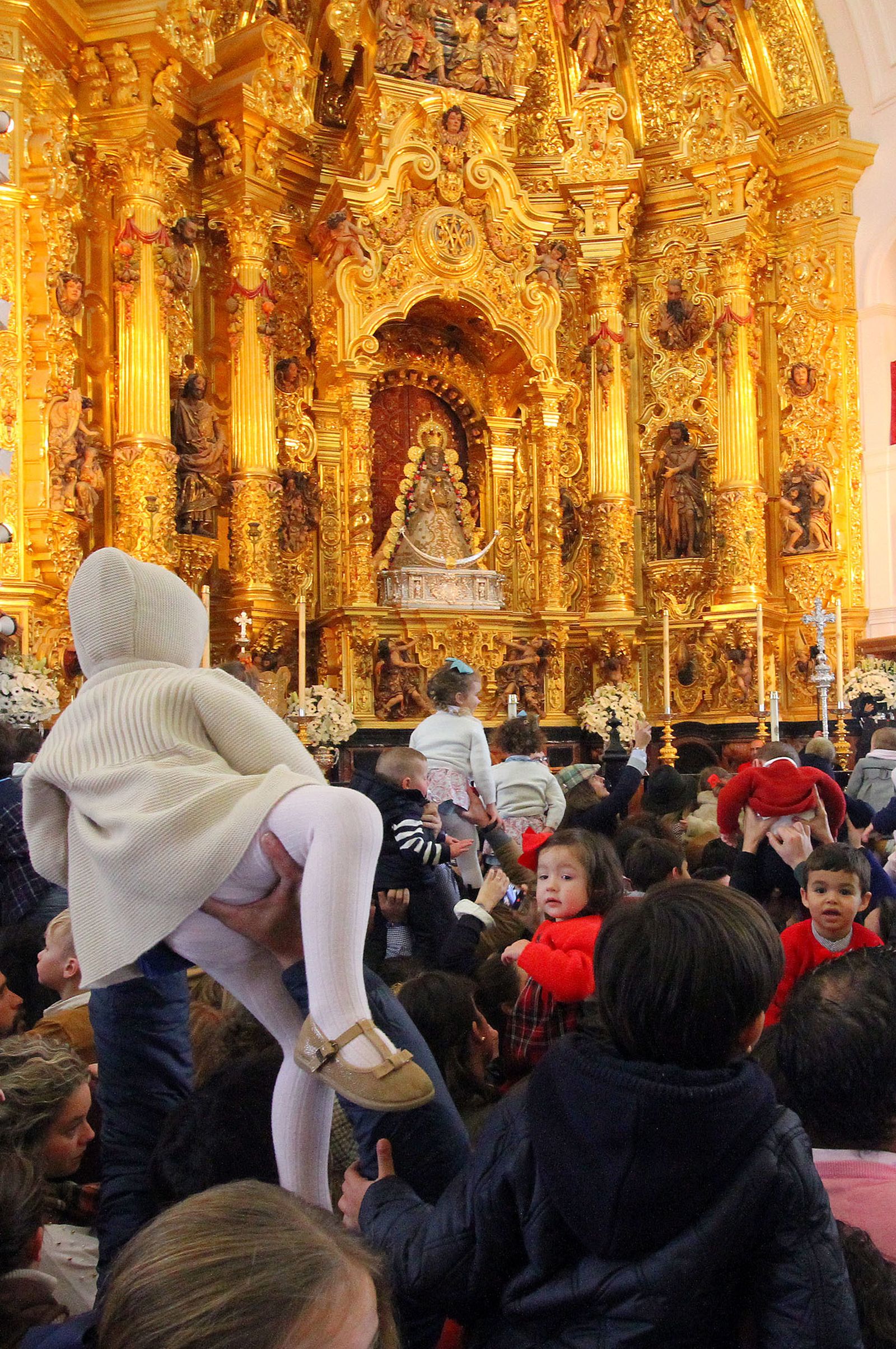 El Rocío celebra La Candelaria con la presentación de los niños a la Virgen, en imágenes
