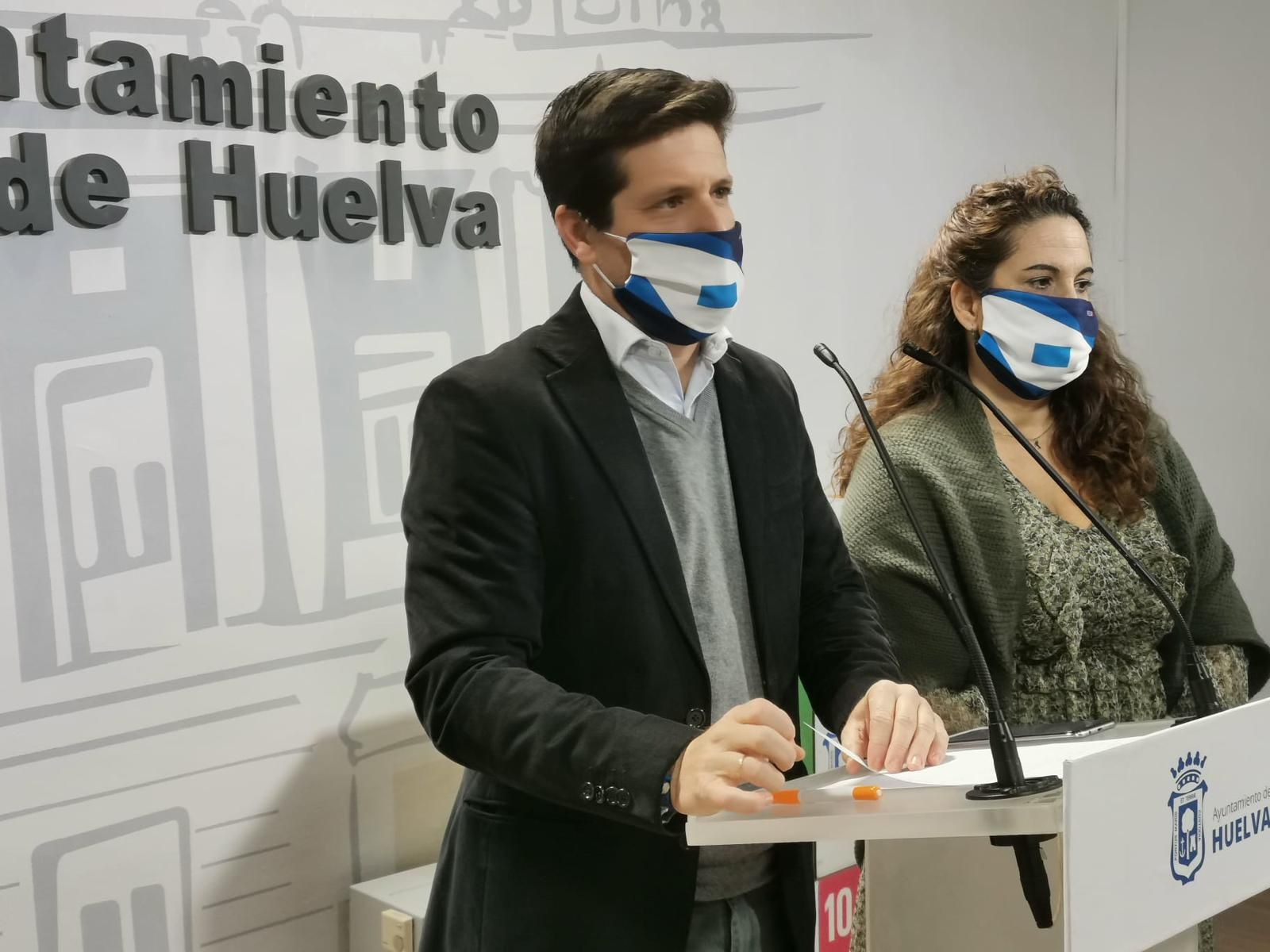 Guillermo García de Longoria y Noelia Álvarez, en el Ayuntamiento.