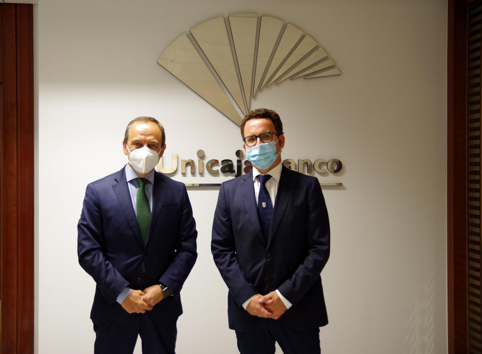 Director Territorial de Málaga de Unicaja Banco, Agustín Sánchez López, y el Consejero Delegado de MEDAC, Miguel Reinoso Fernández-Caparrós