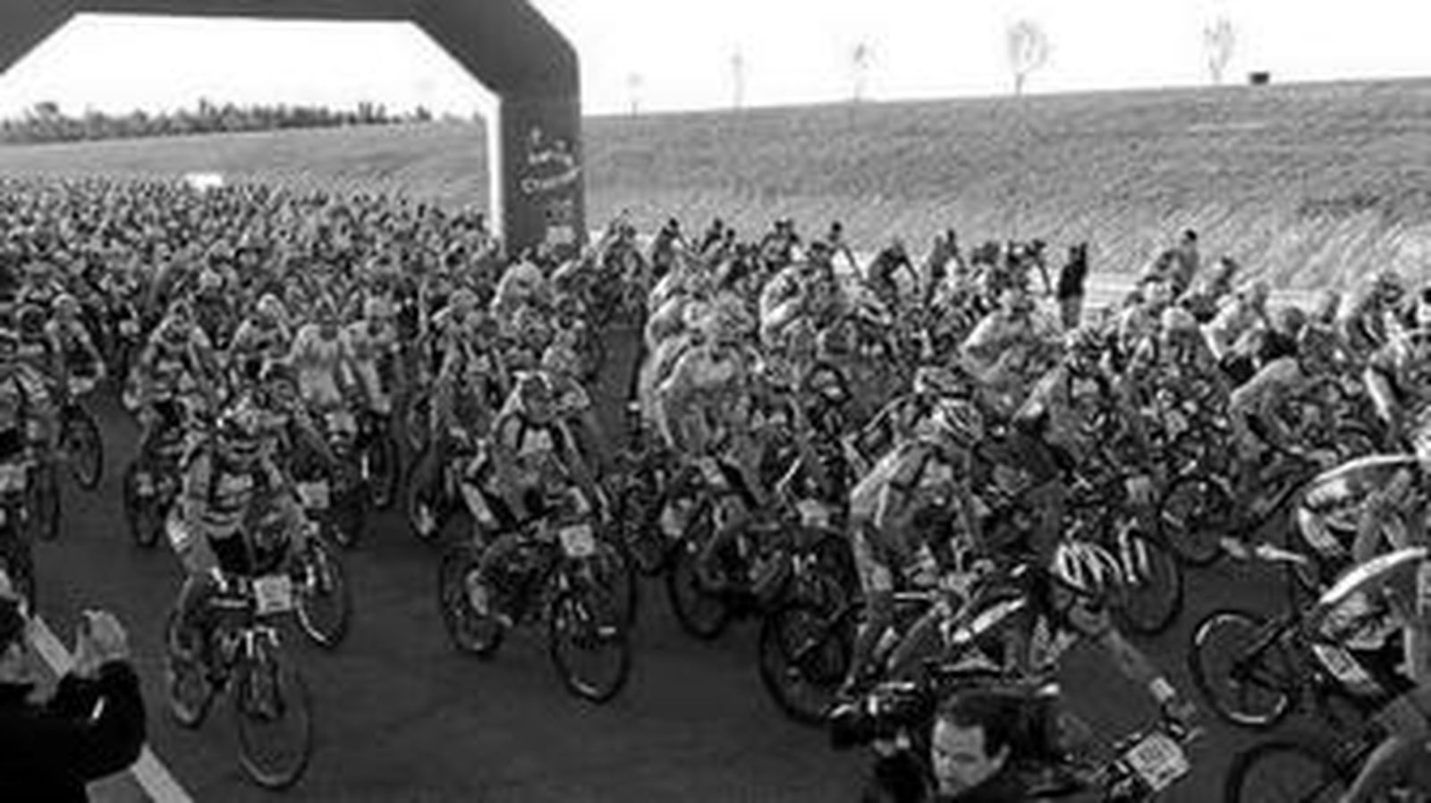 Espectacular imagen de la salida de la carrera desde el circuito de velocidad de Monteblanco.
